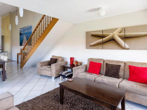 One Street From Main Beach - Travel Agents 3