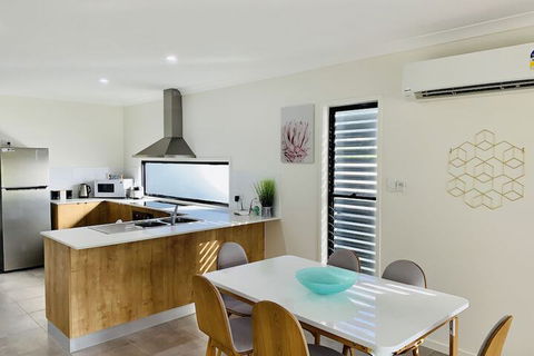 WHITSUNDAY Spacious & Comfortable Moments From Picturesque Boardwalk - Tourism Guide 6