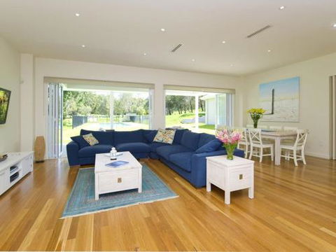 Echo Beach House 16 Reflections Dr Luxurious House With Magnificent Pool & Ducted Air - Tourism Guide 5