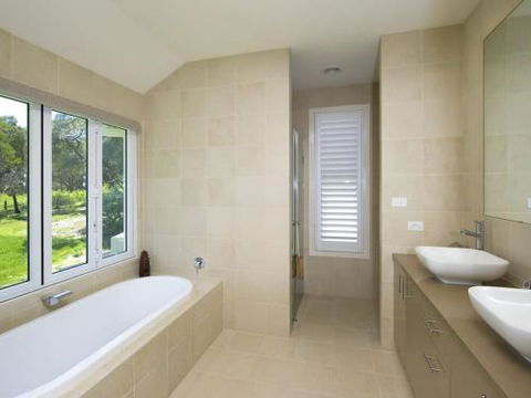 Echo Beach House 16 Reflections Dr Luxurious House With Magnificent Pool & Ducted Air - Tourism Guide 4