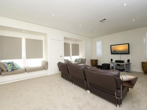 Echo Beach House 16 Reflections Dr Luxurious House With Magnificent Pool & Ducted Air - Tourism Guide 3