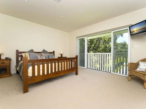 Echo Beach House 16 Reflections Dr Luxurious House With Magnificent Pool & Ducted Air - Tourism Guide 1