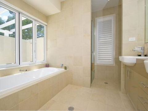 Echo Beach House 16 Reflections Dr Luxurious House With Magnificent Pool & Ducted Air - Tourism Guide 6