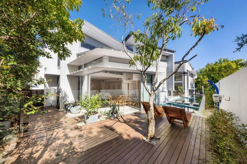Ultimate Light & Space Noosa Heads - Travel Search 5