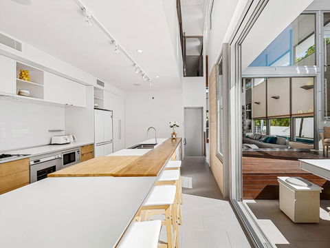 Ultimate Light & Space Noosa Heads - Travel Search 6