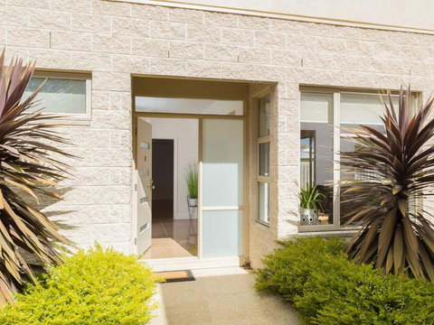 Retreat On Albert - Travel Agents 1