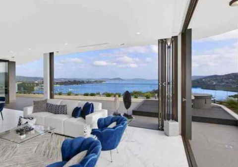 Stylish Penthouse With Views & Jacuzzi - Cruises Travel 6