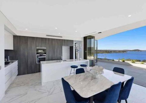 Stylish Penthouse With Views & Jacuzzi - Cruises Travel 1
