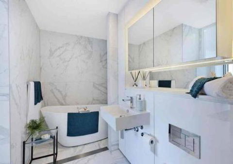 Stylish Penthouse With Views & Jacuzzi - Cruises Travel 3