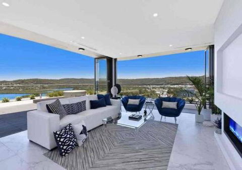 Stylish Penthouse With Views & Jacuzzi - Cruises Travel 0