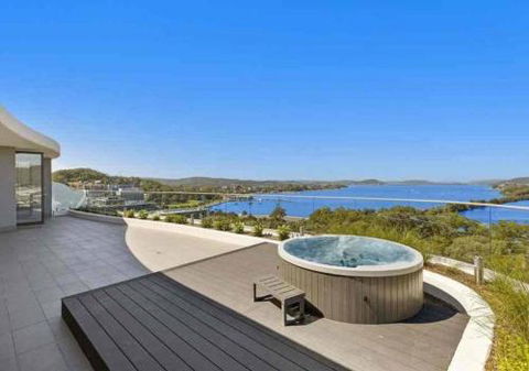 Stylish Penthouse With Views & Jacuzzi - Cruises Travel 5