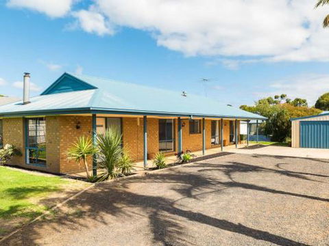 Back Beach Retreat - Travel Agents 5