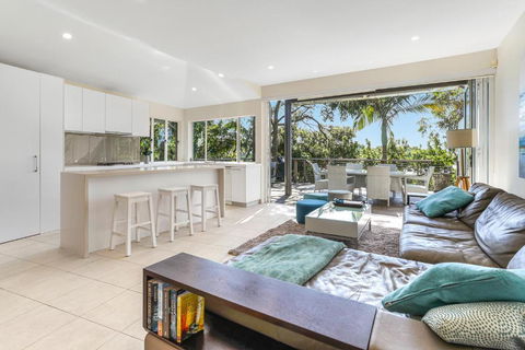 The Peachy Life Sunshine Beach - Travel Search 3