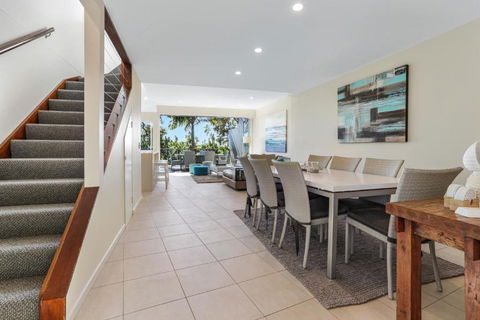 The Peachy Life Sunshine Beach - Travel Search 2