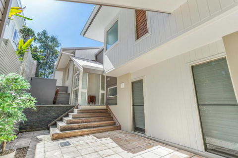 The Peachy Life Sunshine Beach - Travel Search 4