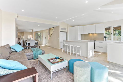 The Peachy Life Sunshine Beach - Travel Search 1