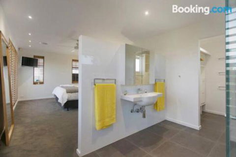 Anchor Beachfront Retreat - Travel Search 3