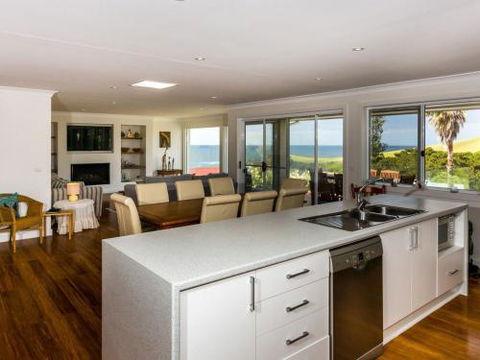 WHALE WATCH FOR FOUR Gerringong 4pm Check Out Sundays - Tourism Guide 1