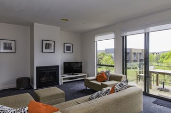 Stylish 3 Bedroom Condo - Travel Search 1