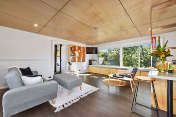 4 Bedroom Entertainer With Bungalow Next To Beach - Tourism Guide 0