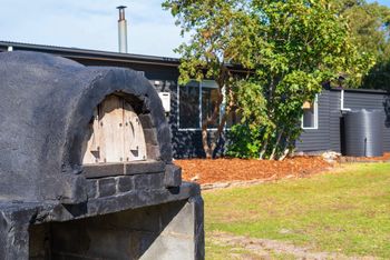 4 Bedroom Entertainer With Bungalow Next To Beach - Tourism Guide 1