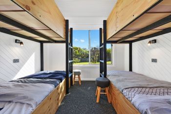 4 Bedroom Entertainer With Bungalow Next To Beach - Tourism Guide 4