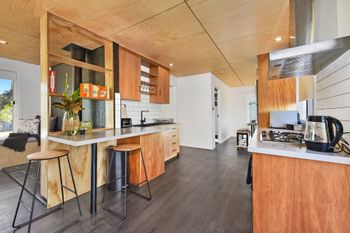 4 Bedroom Entertainer With Bungalow Next To Beach - Tourism Guide 3