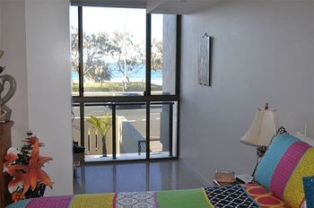 Huntington Apt 3 - Travel Agents 4