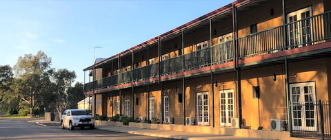 Settlers Hotel York - Tourism Guide 1