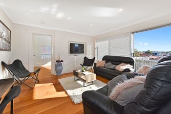 Spacious & Bright 4 Bedroom Home - Travel Agents 0