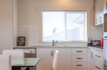 Spacious & Bright 4 Bedroom Home - Travel Agents 2