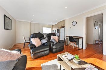 Spacious & Bright 4 Bedroom Home - Travel Agents 1