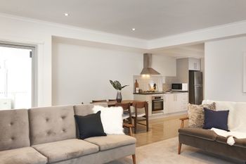 Sleek & Spacious Flat - Travel Agents 0