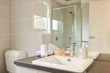 Sleek & Spacious Flat - Travel Agents 1