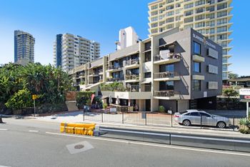 Beachside Escape In Stunning Surfers Paradise - Cruises Travel 2
