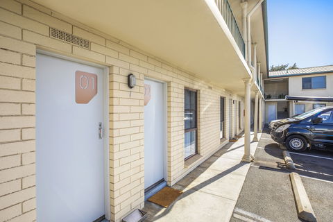 Nightcap At Riverside Hotel - Tourism Guide 2