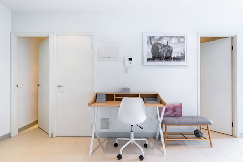 Ella, 1BDR Melbourne Apartment - Tourism Guide 5