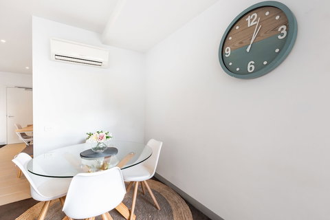 Ella, 1BDR Melbourne Apartment - Tourism Guide 4