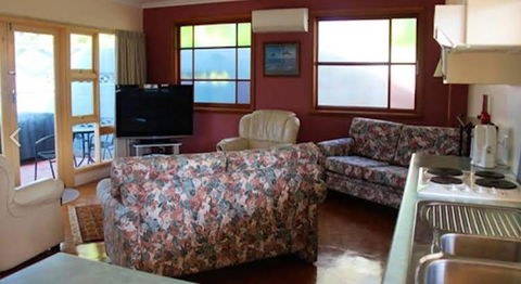 Anchlia Waterfront Cottage - Tourism Guide 1