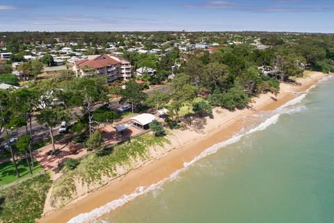 Charlton Apartments - Travel Agents 1