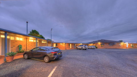 Jacaranda Motor Lodge - Tourism Guide 4