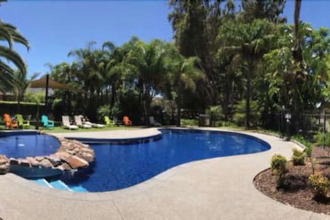 Sportsmans Motor Inn - Tourism Guide 1