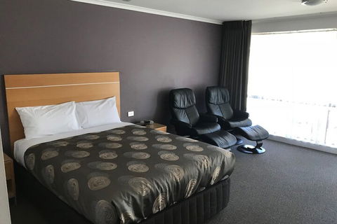 Sportsmans Motor Inn - Tourism Guide 5