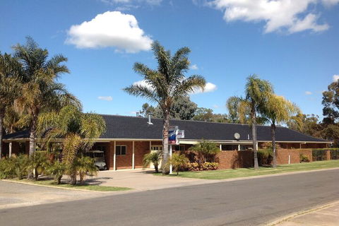 Sportsmans Motor Inn - Tourism Guide 4