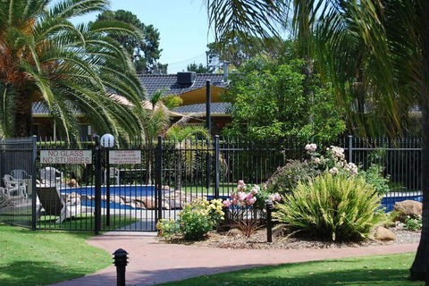 Sportsmans Motor Inn - Tourism Guide 2