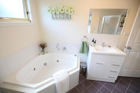 One Tree Bed & Breakfast - Travel Agents 4