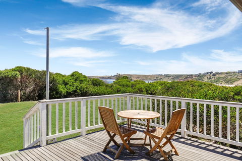 Clifftop Boutique Accommodation - Travel Agents 0