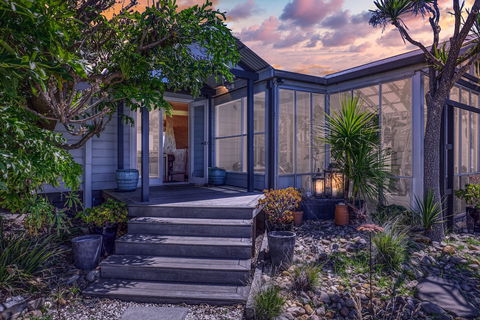 Clifftop Boutique Accommodation - Travel Agents 2