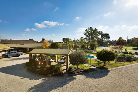 Statesman Motor Inn - Tourism Guide 0