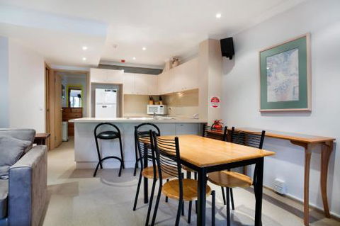Lhotsky Apartments - Travel Agents 1